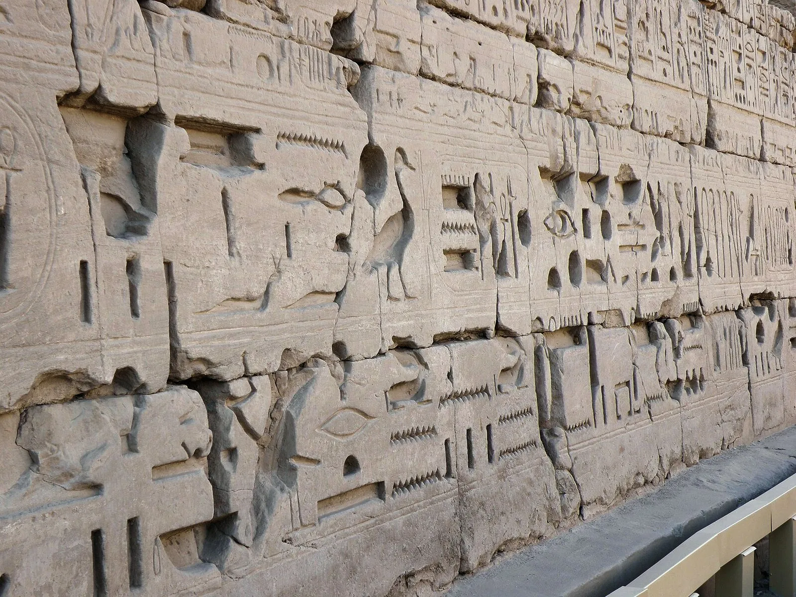 Iscrizioni geroglifiche sulle mura del Tempio di Karnak, Luxor